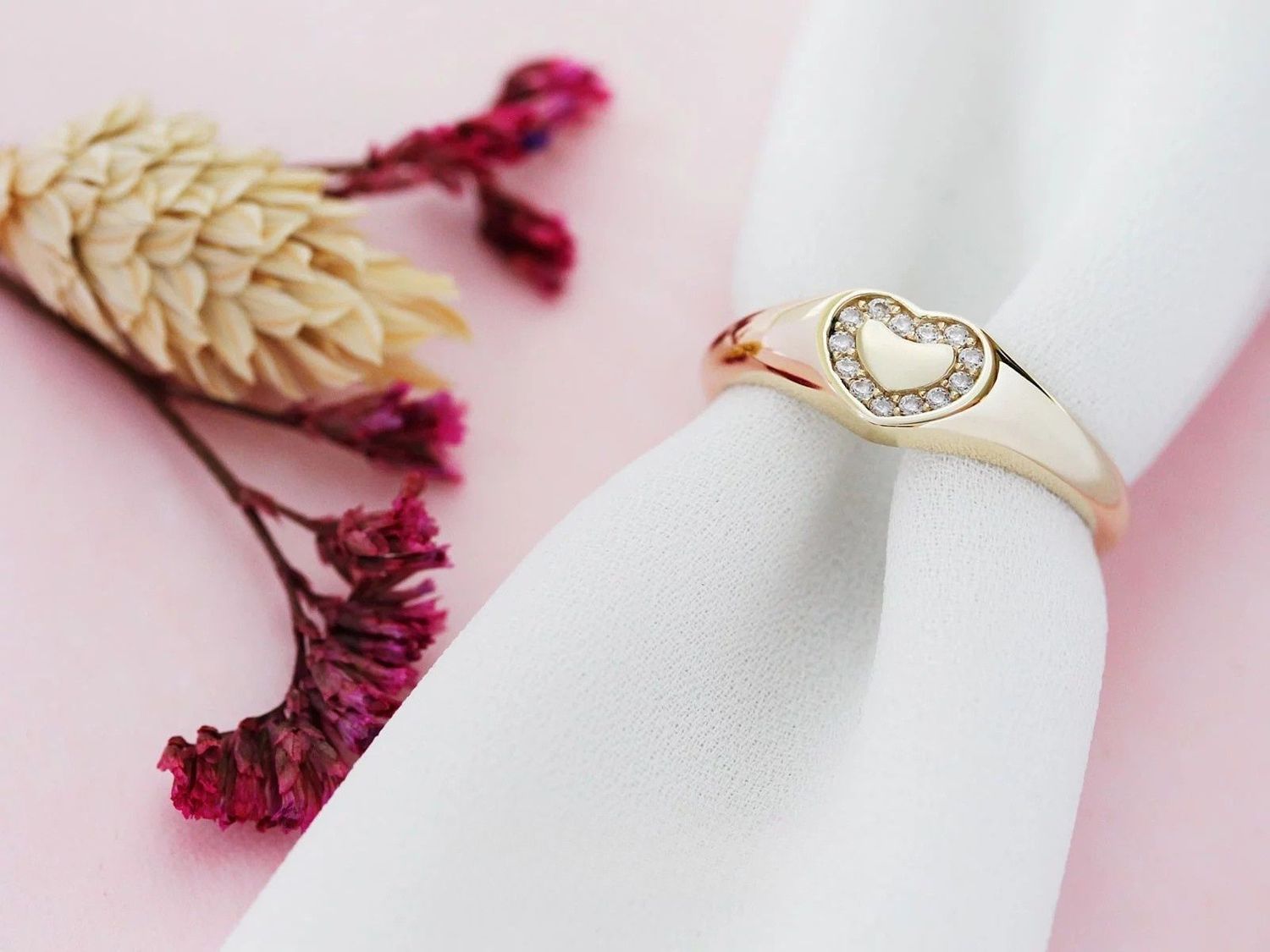 Romantyczny złoty pierścionek damski z motywem serca wysadzany cyrkoniami. Kolekcja Amore – idealny na prezent, Walentynki i wyjątkowe okazje.1.jpg